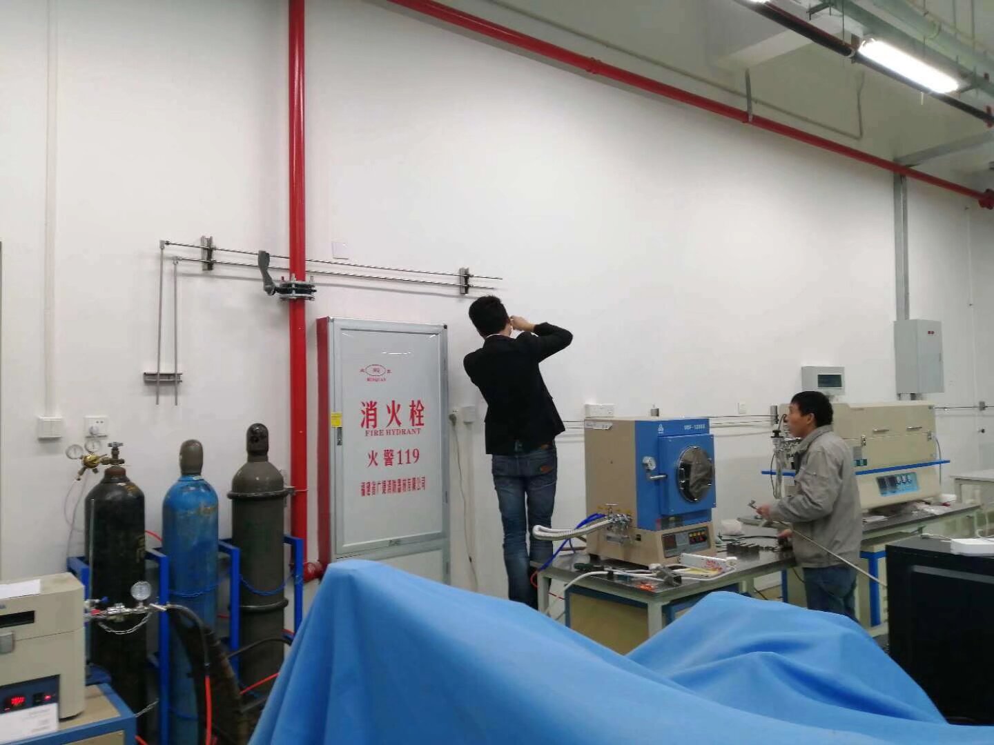 厦门大学实验室气管安装.jpg